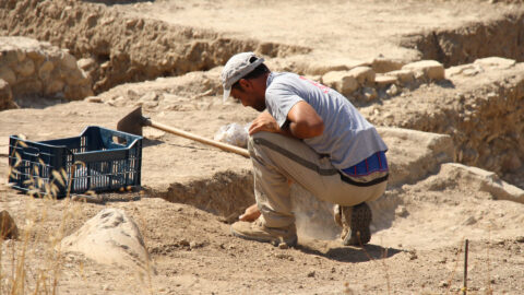 Archäologie gräbt in einer Grube