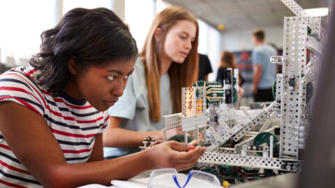 Zwei Schülerinnen experimentieren