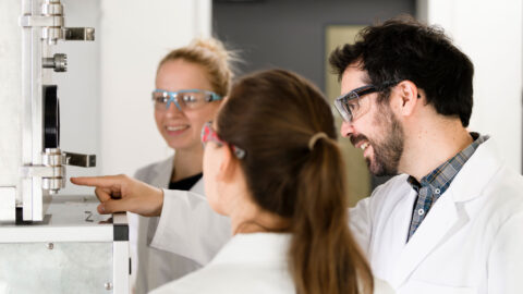 Menschen bei einem Forschungsgerät