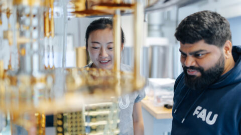 Zwei Studierende der FAU.