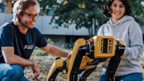 Ameisenroboter zwischen zwei Personen