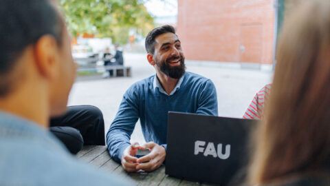 Menschen vor dem Gebäude der Wiso im Gespräch